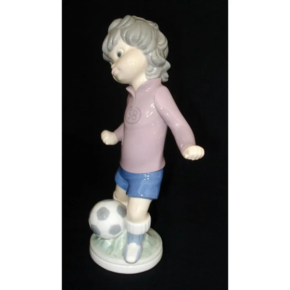 LLADRO Sports Billy Football Player Porcelain Figurine # 5135 Retired 1983 Mint
